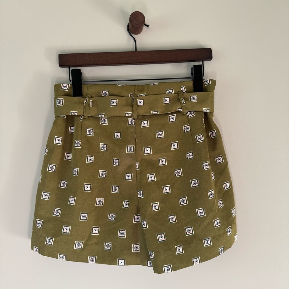 ANN TAYLOR FACTORY OLIVE GREEN PRINT BELTED SHORTS SIZE 2 - Picture 2 of 9